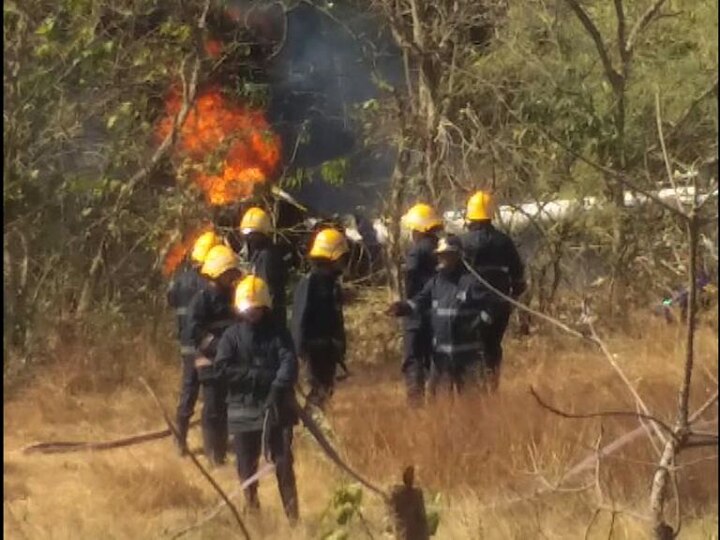 Helicopter Crash In Aarey Colony Mumbai मुंबईच्या आरे कॉलनीत हेलिकॉप्टर कोसळलं, एकाचा मृत्यू