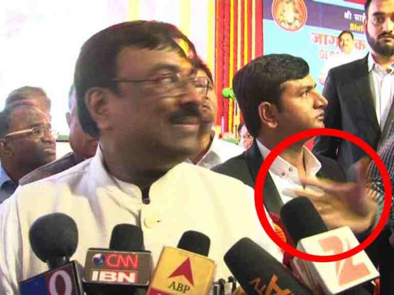 मुनगंटीवारांना साई मंदिर विश्वस्तांकडून अपमानास्पद वागणूक Sai Mandir Trustee Bahave Rude With Finance Minister Sudhir Mungantivar मुनगंटीवारांना साई मंदिर विश्वस्तांकडून अपमानास्पद वागणूक