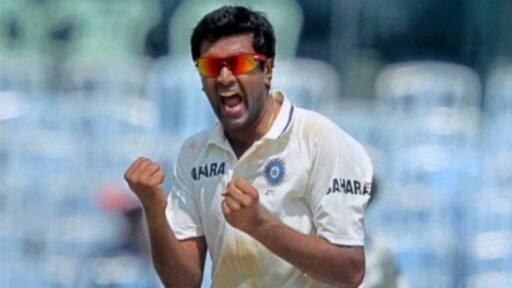 आर. अश्विननं या सामन्यात उत्कृष्ट गोलंदाजीचा नमुना पेश केला. या सामन्यात त्यानं तब्बल 12 बळी घेतले. 