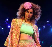 रॅम्पवर कंगनाचा जलवा... फॅशन शोमध्ये नवा लूक 