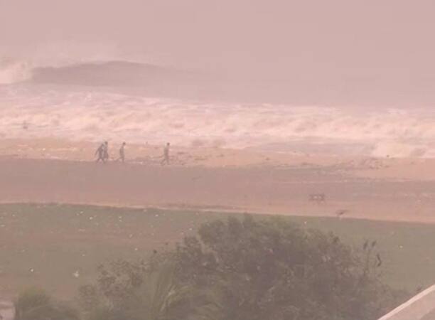 वादळामुळे तामिळनाडू सरकारने अतिप्रभावित भागांमध्ये शाळा, सरकारी कार्यालयांना सुट्टी जाहीर केली आहे.
