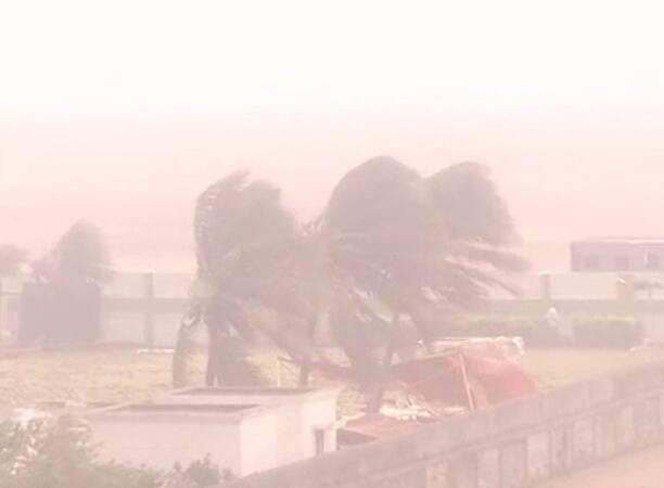 चेन्नईत येणाऱ्या आणि बाहेर जाणाऱ्या सर्व विमान सेवा रद्द करण्यात आल्या आहेत.