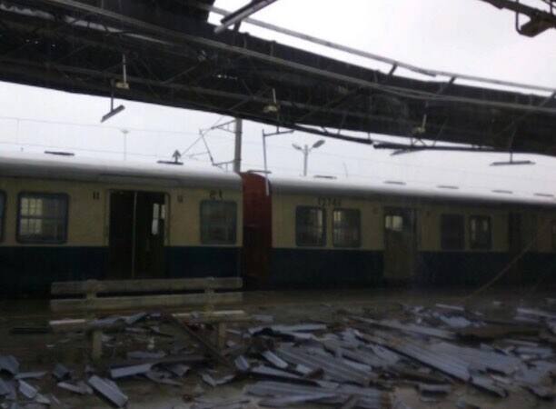 वादळामुळे चेन्नईतील लोकल ट्रेन सेवा बंद करण्यात आली आहे.