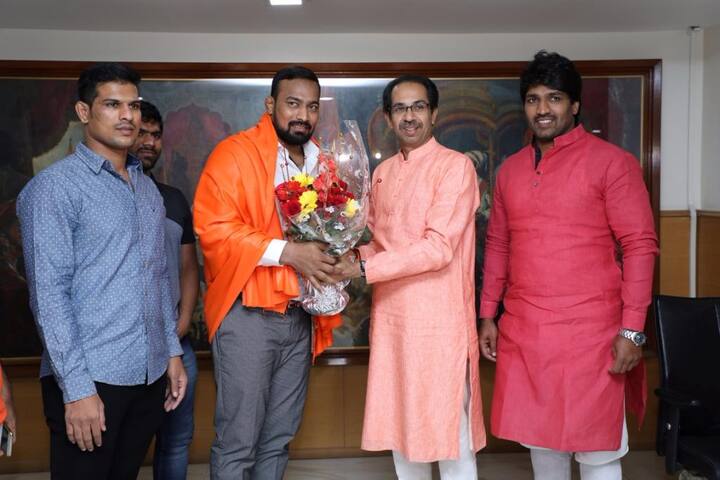 विजयच्या नोकरीबाबत आता काही आश्वासन देण्यापेक्षा काही तरी कृती करु, असं उद्धव ठाकरे म्हणाले.