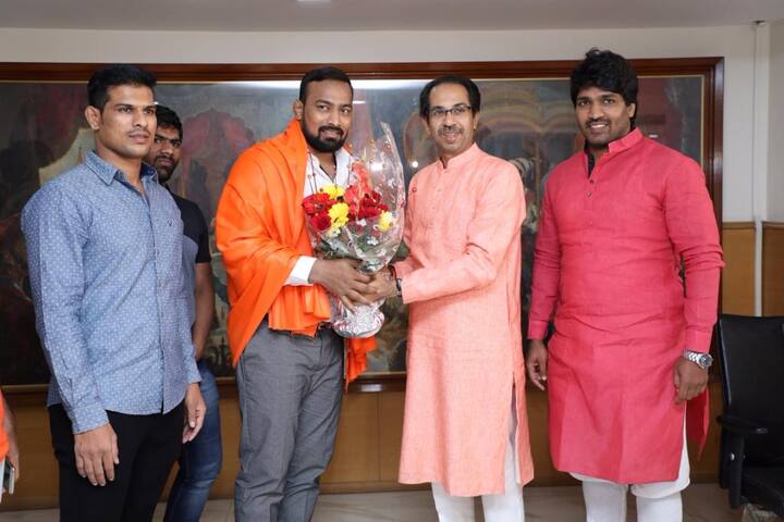 येत्या फेब्रुवारीत 'हिंद केसरी' आणि मुंबई महानगर पालिका निवडणुकीची कुस्ती आहे. ती कोण जिंकणार, असं पत्रकारांनी विचारलं असता दोन्ही कुस्त्या आम्हीच जिंकणार, अशी मिश्किल प्रतिक्रिया उद्धव ठाकरे यांनी दिली.