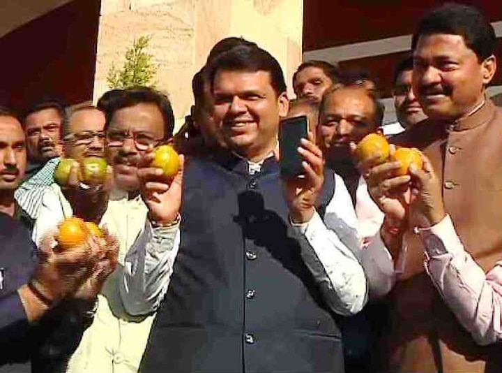Cm Devendra Fadnavis Bought Oranges By Using Paytm मुख्यमंत्र्यांकडून पेटीएमद्वारे 200 रुपयांची संत्री खरेदी