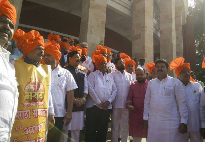 भगवे फेटे घालून शिवसेनेच्या सर्व मंत्री-आमदारांनी नागपुरात विधानभवनाच्या पायऱ्यांवर घोषणाबाजी केली.