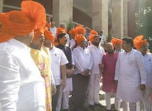 भगवे फेटे घालून सत्ताधारी शिवसेना मराठा मूक मोर्चात सहभागी