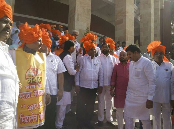  एकनाथ शिंदे, प्रताप सरनाईक, राजेश क्षीरसागर, रवींद्र फाटक, रवींद्र वायकर, गुलाबराव पाटील यांसह अन्य सेना आमदारांचा समावेश होता