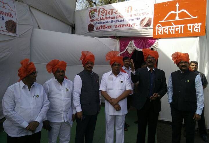  भगवे फेटे घालून नागपुरातील मराठा क्रांती मूक मोर्चात सहभागी शिवसेना सहभागी होत आहे.