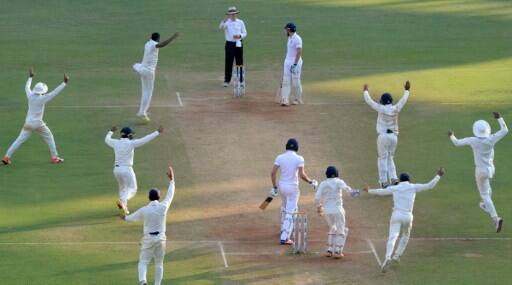 पाच कसोटी सामन्यांच्या मालिकेत भारतानं इंग्लंडवर 3-0नं विजयी आघाडी घेतली आहे. 