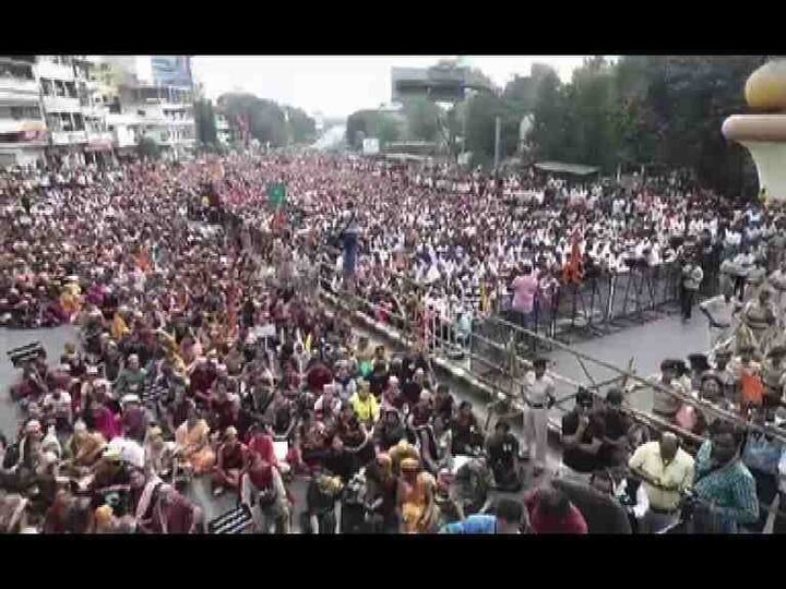 मराठा समाजाने मूक मोर्चाद्वारे प्रत्येक जिल्ह्यात आपल्या मागण्यांचं निवेदन प्रशासनाला दिलं. नागपुरात शिष्टमंडळाने मुख्यमंत्र्यांना निवेदन देऊन, आपल्या मागण्या पूर्ण करण्याची मागणी केली.