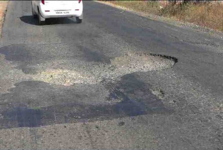 Mumbai Potholes On The Roads In Maharashtra Due To Gst Latest Update जीएसटीच्या बोजामुळे महाराष्ट्र खड्ड्यात?