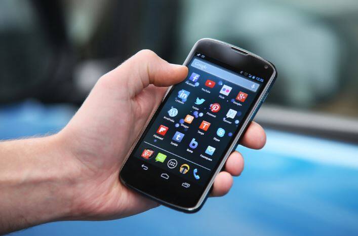 दरम्यान मोबाईलचा IMEI क्रमांक असेल तर फोन शोधणं आणखी सोपं आहे. एखादा व्यक्ती तुमच्या मोबाईलमध्ये दुसरं सिम टाकत असेल तर तुम्हाला अल्टरनेट फोन नंबरवर त्वरित मेसेज येतो.