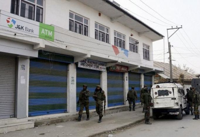 Terrorists Loot Rs 11 Lakh From Bank In Jammu And Kashmir काश्मीरमध्ये बँकेवर दहशतवाद्यांचा दरोडा, 11 लाखांची लूट