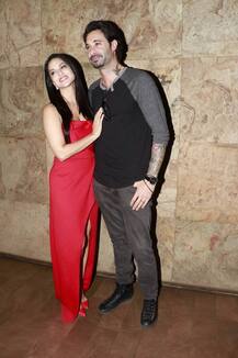 सनीने इन्स्टावर पोस्ट केलेल्या फोटोंवरुन सोशल मीडियावर चर्चा