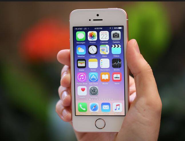 आयफोनSE: 16 जीबी मॉडेल 27,000 पर्यंत खरेदी करु शकता. एक्सचेंज ऑफरमध्ये 22 हजारापर्यंत सूट मिळू शकते. हा फोन 35 हजारापर्यंत भारतात लाँच करण्यात आला होता. 