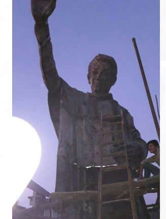 काही दिवसांपूर्वी बाळासाहेब ठाकरे यांच्या या पुतळ्याला पाहून शिवसेना पक्षप्रमुख उद्धव ठाकरे यांना अश्रू अनावर झाले होते. तोच पुतळा आता काही दिवसातच कल्याण डोंबिवली महापालिकेची शान वाढवणार आहे. कल्याण- डोंबिवली महापालिकेच्यावतीनं हा पुतळा उभारला जाणार आहे.