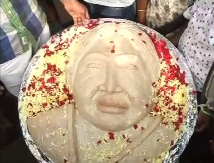 या इडलीवर जयललिता यांच्या चेहरा साकारण्यात आला आहे. जयललिता यांनी तब्बल सहा वेळा तामिळनाडूचं मुख्यमंत्रीपद भूषवलं होतं. 