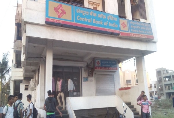 Robbery On Dhule Shirpur Central Bank Of India धुळ्यातील सेंट्रल बँकेवर दरोडा, चाकूचा धाक दाखवून 10 लाख पळवले