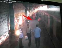 मुंबईत लोकलखाली जाणाऱ्या मायलेकींना जीवदान