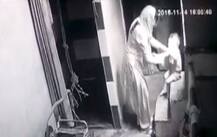 निर्दयी आईची दीड वर्षाच्या चिमुकलीला बेदम मारहाण