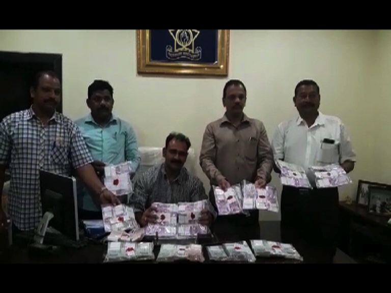 Bank Manager Arested In Kalyan For Changing Old Currency कल्याणमध्ये जुन्या नोटा बदलून देणाऱ्या बँक मॅनेजरला अटक