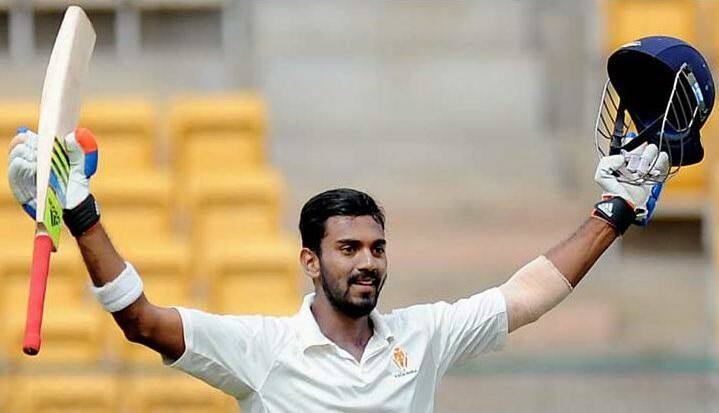 के एल राहुल : टीम इंडियाचा डॅशिंग सलामीवीर के एल राहुलनेही राकट लूक दाढीने सजवला आहे. मैदानात उतरल्यानंतर चेहऱ्याला सन्सक्रिम लोशन लावलेल्या राहुलची दाढी आणखी उठून दिसते.