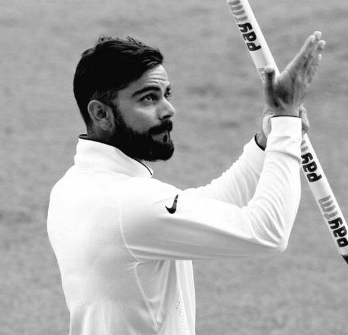 विराट कोहली : टीम इंडियाचा कसोटी कर्णधार विराट कोहली सध्या खोऱ्यानं धावा ओढतो आहे. इंग्लंडविरुद्ध मालिकेतही कोहलीनं पाच कसोटी सामन्यांतच 655 धावांचा रतीब घातला. विराटच्या या शानदार फॉर्मइतकीच त्याच्या दाढीची स्टाईलही लोकप्रिय होत आहे. एका जमान्यात, अंडर-नाईन्टीन टीमच्या दिवसांत विराट क्लीन शेव्ह लूकला पसंती द्यायचा. पण भारतीय संघात पाऊल टाकल्यापासून विराटनं दाढी राखायला सुरूवात केली. विराटच्या आक्रमक स्वभावाला त्याची दाढीही साजेशी ठरली आहे आणि ब्रँड विराटची ती ओळख बनली आहे.