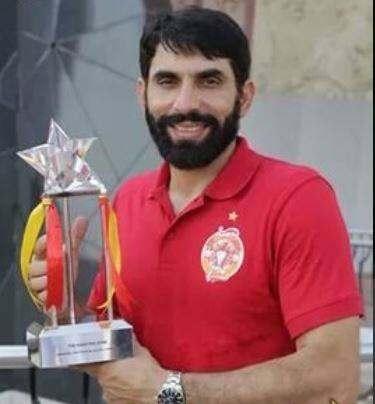 मिसबाह उल हक : पाकिस्तानचा दिग्गज कर्णधार मिसबाह उल हक वयाच्या 42व्या वर्षीही आपल्या टीमची धुरा समर्थपणे पेलताना दिसतोय. मिसबाहनं अलीकडेच दाढी राखण्यास सुरूवात केली आहे.