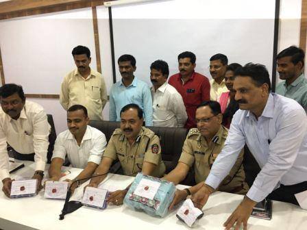 Thane Police Cought 42 Carors Ureniom ठाण्यातील घोडबंदर रोडवरुन युरेनियम सदृश्य पदार्थाचा साठा जप्त