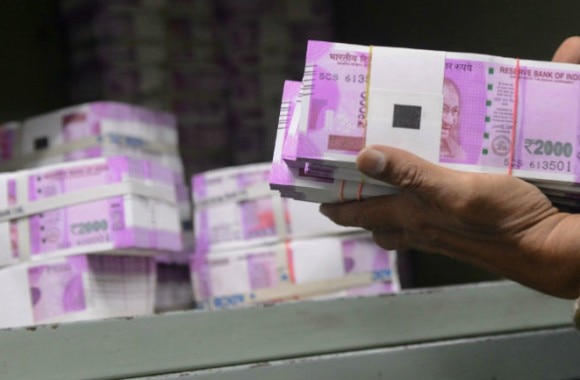 Pakistan Prints Fake Rs 2000 Notes Punjab Police Seize 1 20 Lakh In Counterfeit Notes पाकिस्तानकडून 2 हजारांच्या बनावट नोटांची भारतात निर्यात?