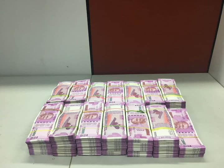 Dri Intercepts And Seizes %e2%82%b91 34 Cr From Five Persons Near Chennai Airport चेन्नई एअरपोर्टवरुन 1.34 कोटी जप्त, सर्व नोटा 2000 रुपयांच्या