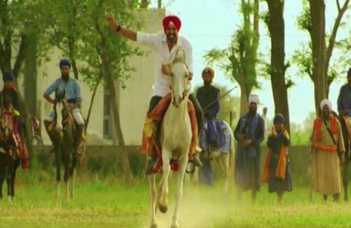 बॉलिवूड आणि घोड्यांचं अतूट नातं आहे. शोलेमधल्या गब्बर सिंगच्या घोडयापासून ते आता सिंग इज ब्लिंग मधल्या अक्षक कुमारच्या टायटल साँगपर्यंत सगळीकडेच घोड्यांची क्रेझ आहे. सिंग इज ब्लिंग मधला हाच घोडा सारंगखेड्याच्या यात्रेत अवतरला आहे.