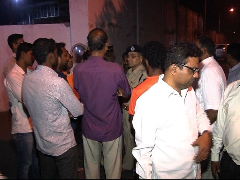 Cm Succeed Mumbai Fishermen Agrees For Shivsmarak मच्छिमारांची मनधरणी करण्यात मुख्यमंत्र्यांना यश