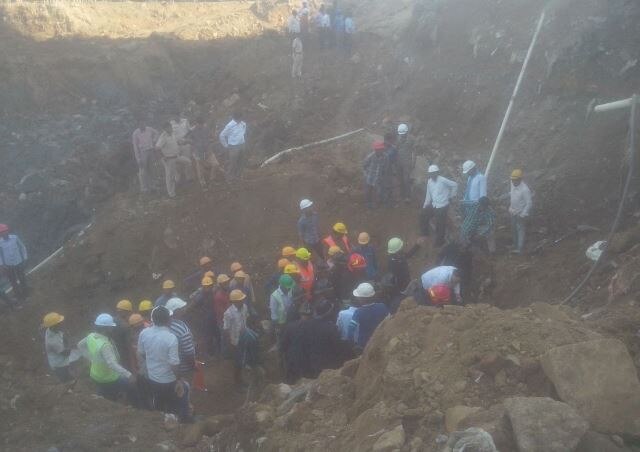 Two Workers Dead In An Accident At A Construction Site In Patlipadathane ठाण्यात बांधकाम सुरु असताना इमारत खचली, दोघांचा मृत्यू