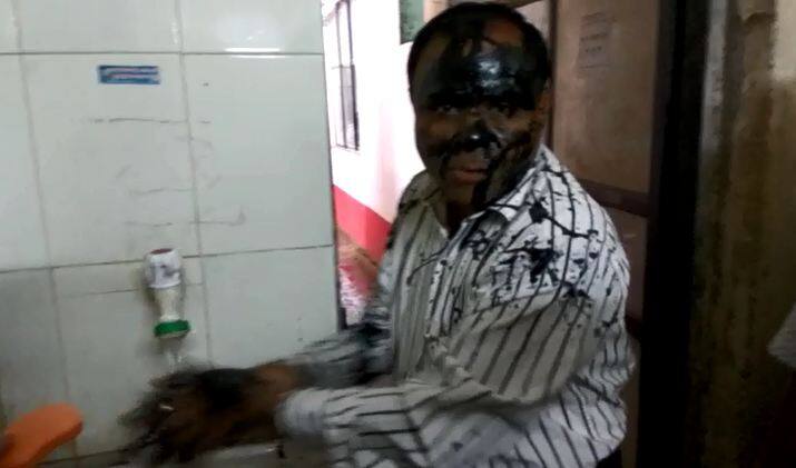 Ink Thrown On Kdmc Officer For Action Against Shiv Vada Stall शिववड्याची गाडी तोडली, मनपा अधिकाऱ्याला सेना पदाधिकाऱ्याने काळं फासलं
