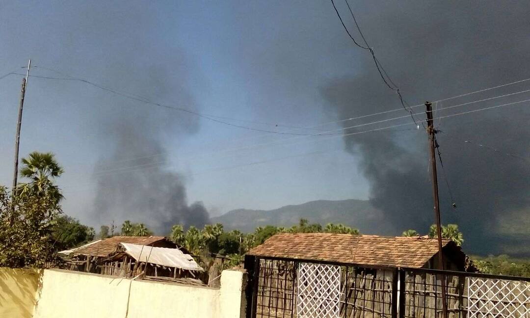 Naxalist Burnt 40 Trucks गडचिरोलीत नक्षलवाद्यांचा धुमाकूळ, 40 ते 50 ट्रक पेटवले