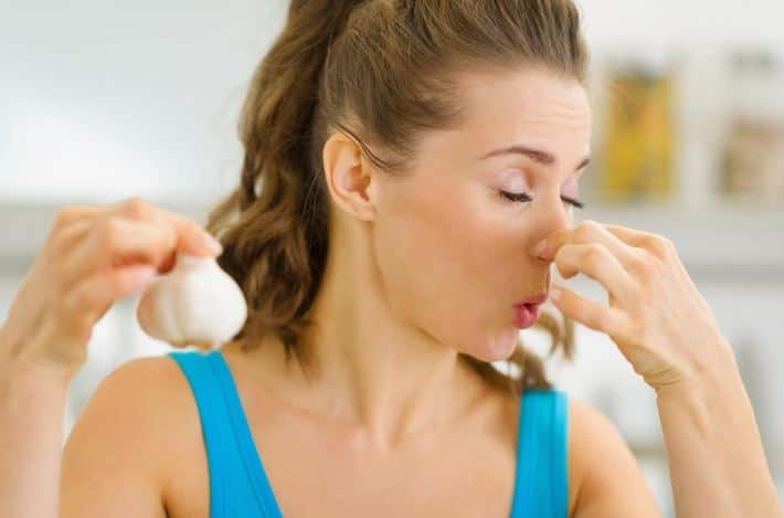 लसूण खाल्ल्यानंतर लगेचच तोंड धुऊन काढावं, किंवा ब्रश करावा. यामुळे तोंडातून जास्त वेळ दुर्गंधी येणार नाही. माऊथ फ्रेशनर हा देखील एक चांगला उपाय ठरु शकतो.