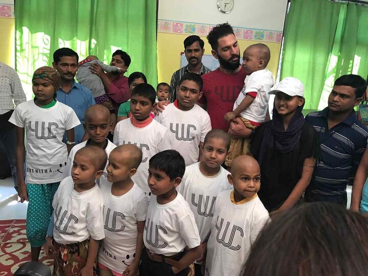 Yuvraj Singh Spends Time With Cancer Afflicted Childrens In Mumbai 'सांताक्लॉज युवी’ ! कर्करोगग्रस्त मुलांना युवराजकडून अनोखी भेट