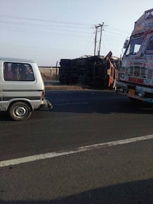 नागपुरात भीषण अपघात, कारचा टायर फुटल्याने ट्रकला धडक