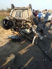 नागपुरात भीषण अपघात, कारचा टायर फुटल्याने ट्रकला धडक