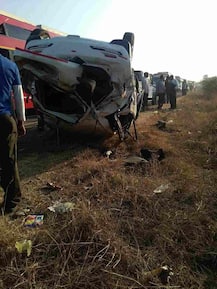 नागपुरात भीषण अपघात, कारचा टायर फुटल्याने ट्रकला धडक