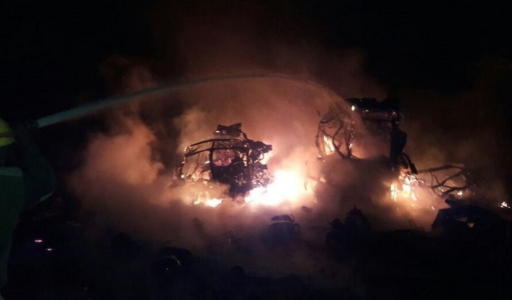 Karnataka More Than 900 Cylinders Blast Near Chintamani Last Night कर्नाटकमध्ये 900 सिलेंडरचा स्फोट, तीन ट्रक खाक