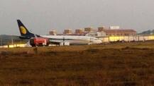 गोवा-मुंबई विमान धावपट्टीवरुन घसरलं, सुदैवाने अपघात टळला 