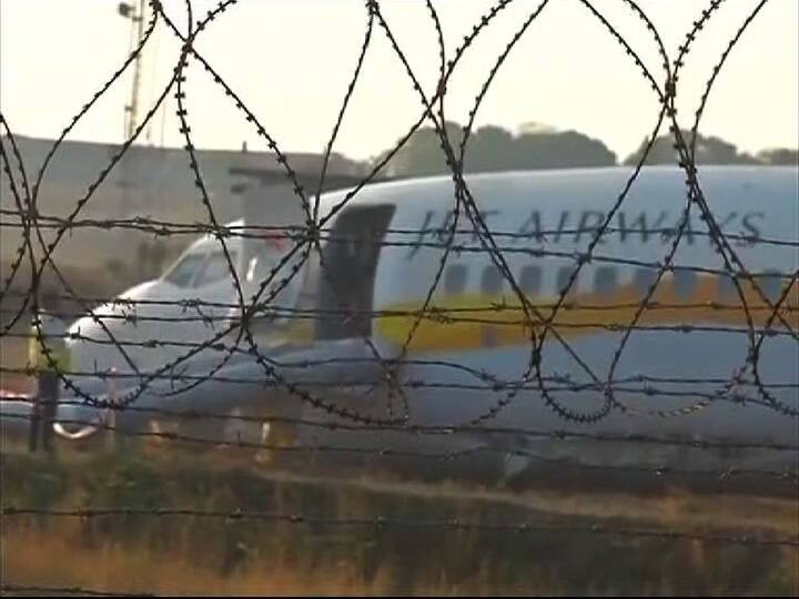 या विमानात 154 प्रवासी आणि 7 क्रू मेंबर होते. मुंबईच्या दिशेने प्रवासासाठी उड्डाण घेत असताना विमान धावपट्टीवरुन घसरलं.