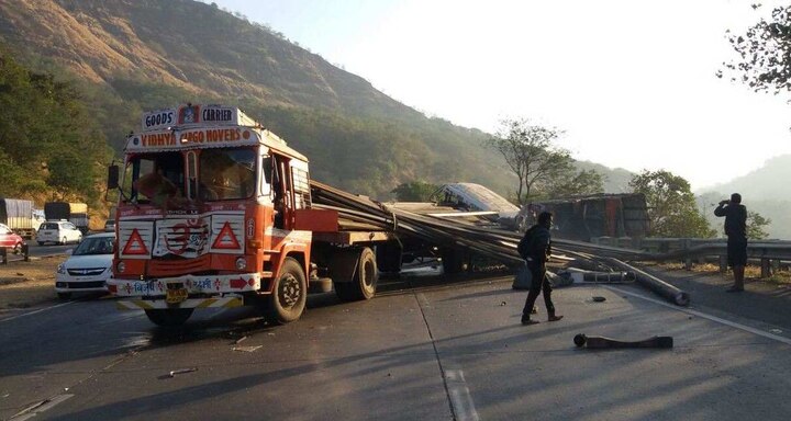 Major Accident On Mumbai Pune Express Way Near Khopoli मुंबई-पुणे महामार्गावर भीषण अपघात, 4 वाहनं एकमेकांवर धडकली
