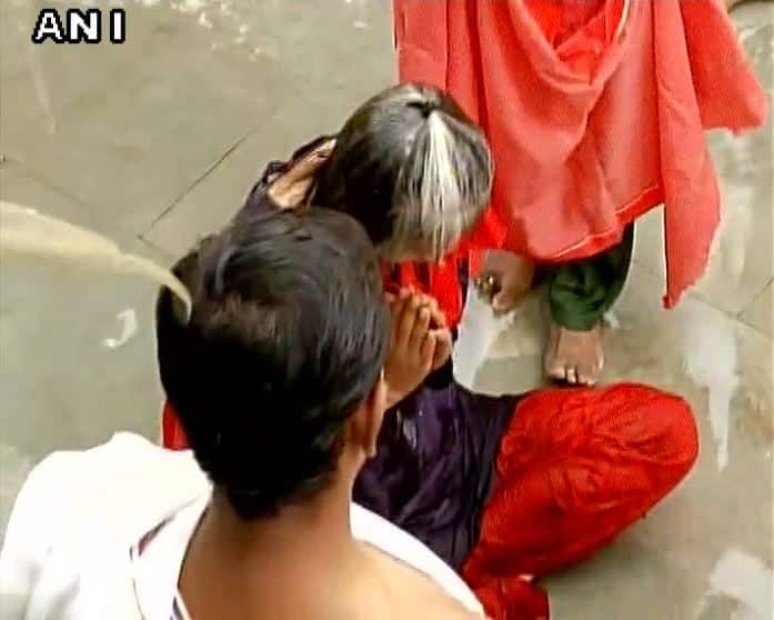 वडिलांचं निधन झाल्यानं इंद्राणीला ही सुट्टी जेल प्रशासनाकडून देण्यात आली होती. 