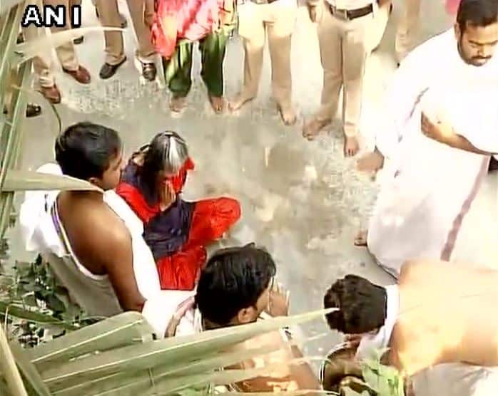 वडिलांच्या अंत्यसंस्कारावेळी इंद्राणी तिथं उपस्थित होती. 