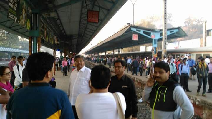 Minister Chandrakant Patil Traval Karjat To Csmt By Local Train ...म्हणून चंद्रकांत पाटलांनी थेट लोकलनं मुंबई गाठली!